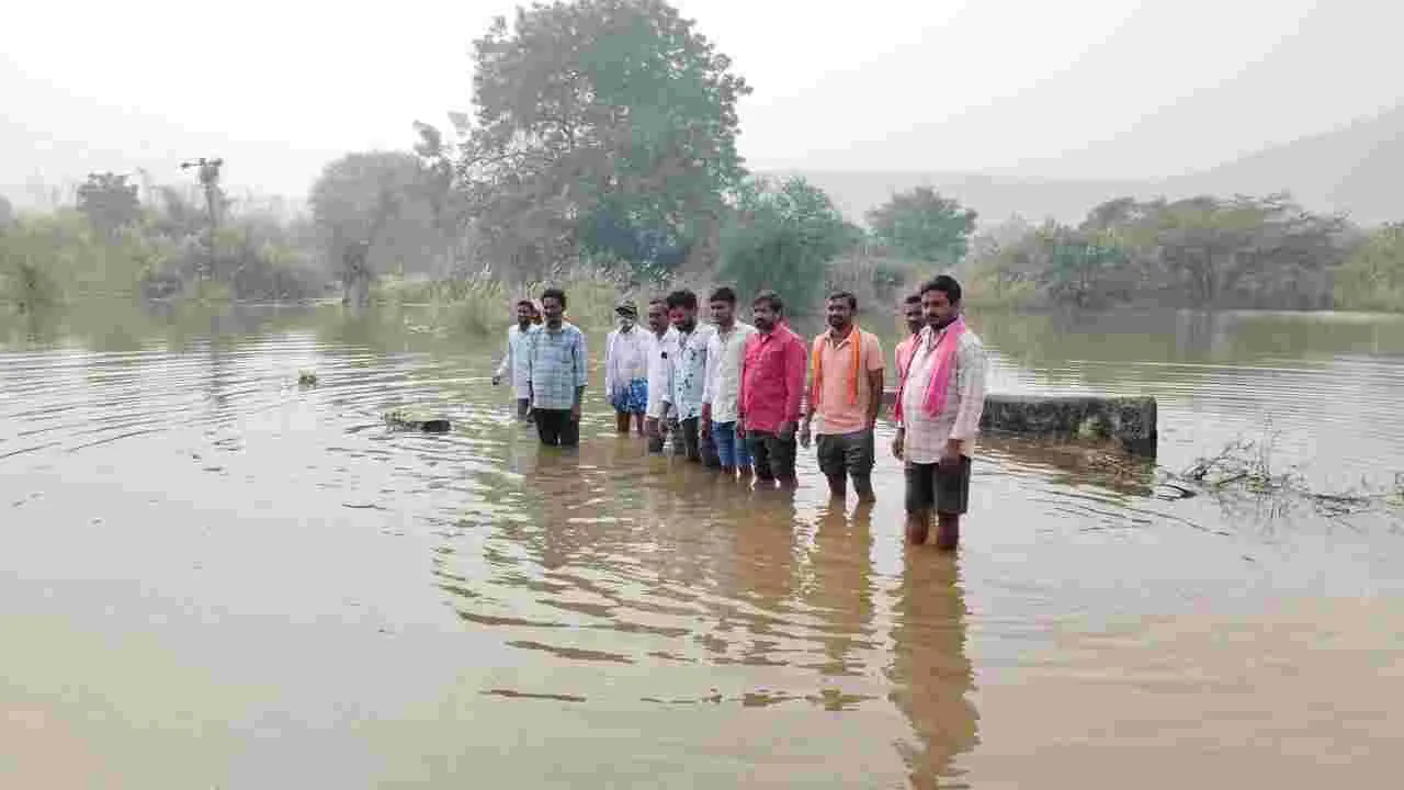 కాలువపై బ్రిడ్జి నిర్మించాలని రైతుల నిరసన