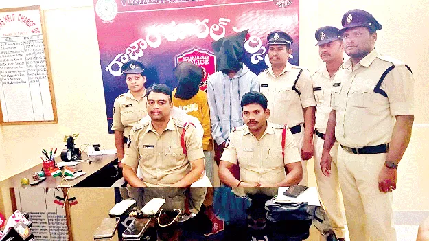 జీతాలు చాలక దొంగతనం