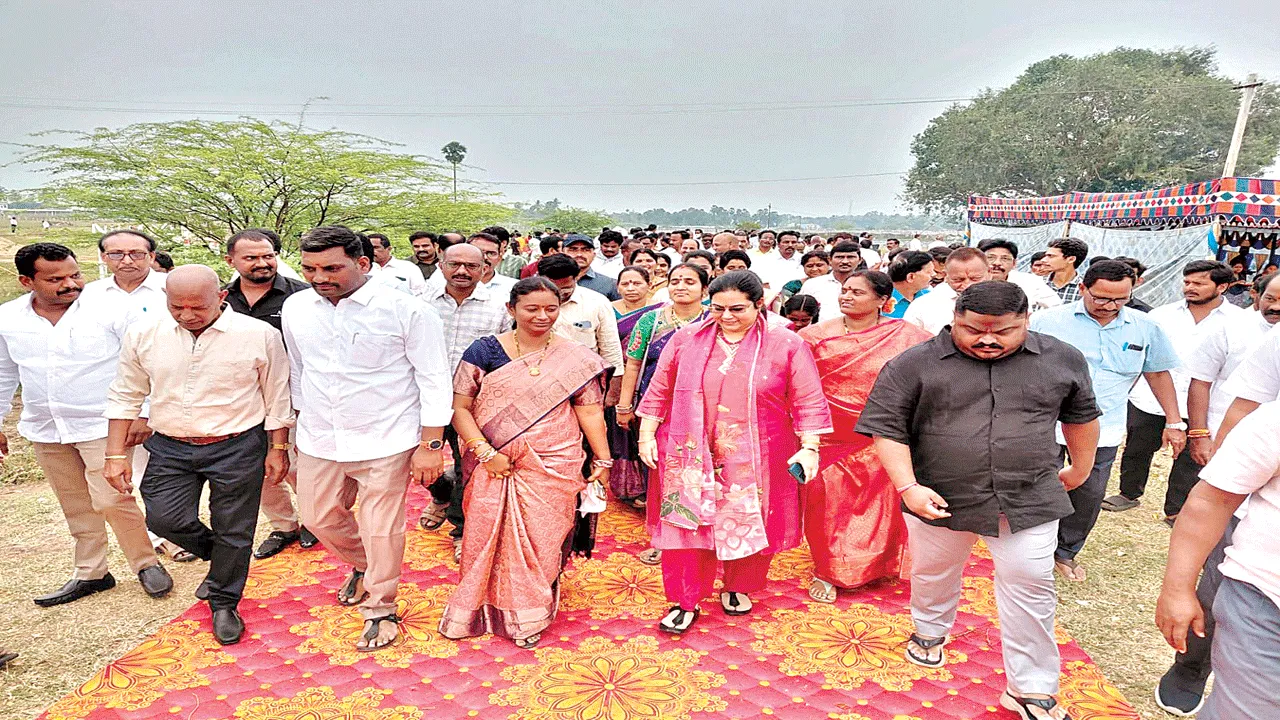 ఐక్యతతో పార్టీ బలోపేతానికి కృషి చేయాలి: ఎమ్మెల్యే అదితి