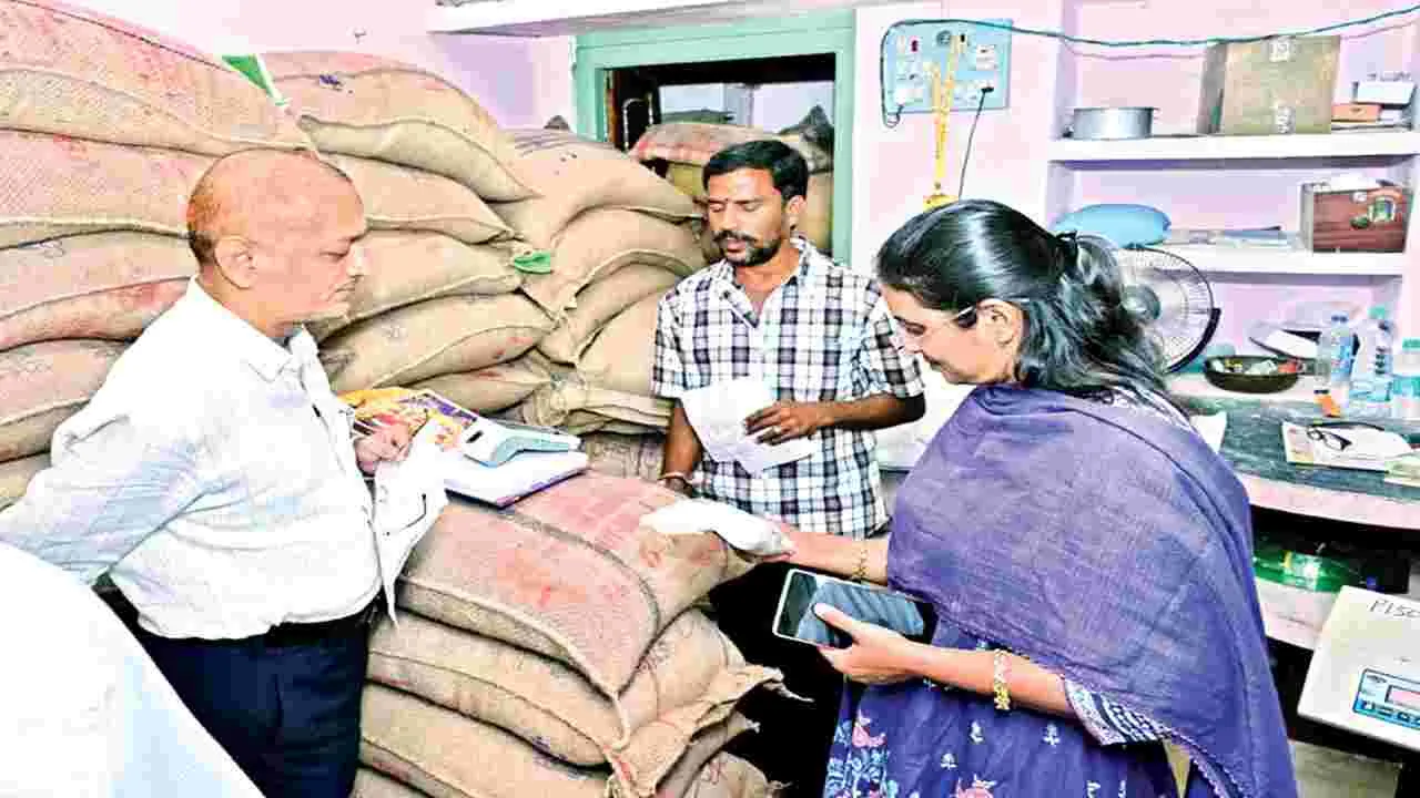 సక్రమంగా రేషన్‌ పంపిణీ చేయండి