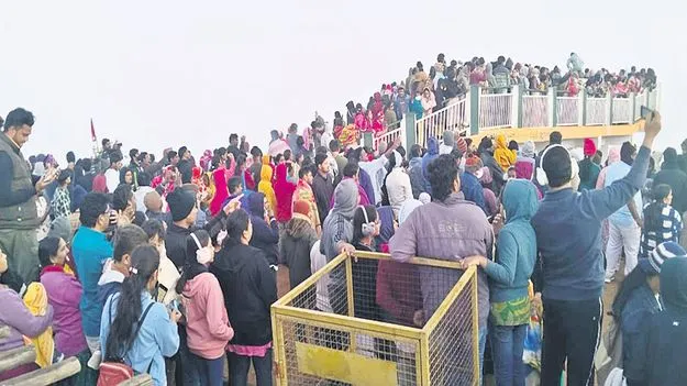 పర్యాటక ప్రాంతాలు కిటకిట 