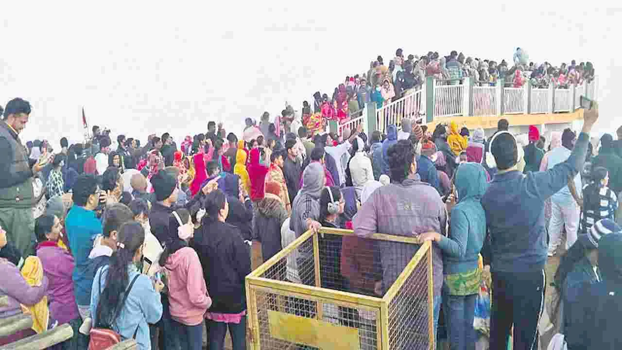 పర్యాటక ప్రాంతాలు కిటకిట 