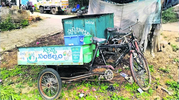 WASTE: మూలన పడ్డ స్వచ్ఛ వాహనాలు