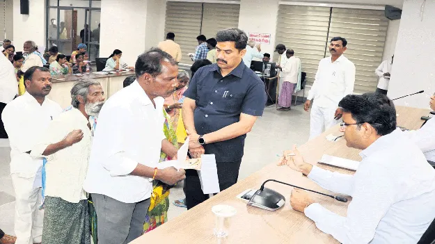 ఫిర్యాదుల పరిష్కారంలో నిర్లక్ష్యం వద్దు