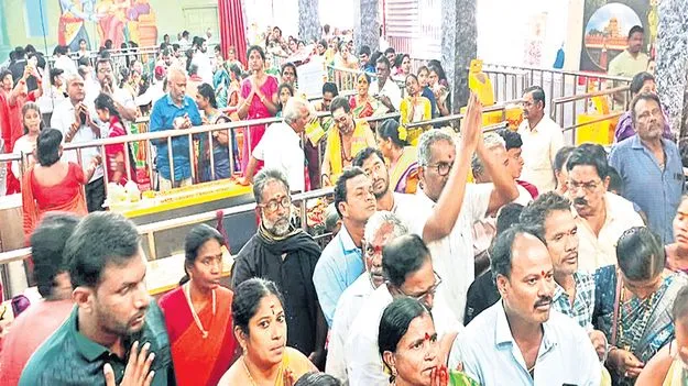 నూకాంబిక ఆలయం కిటకిట