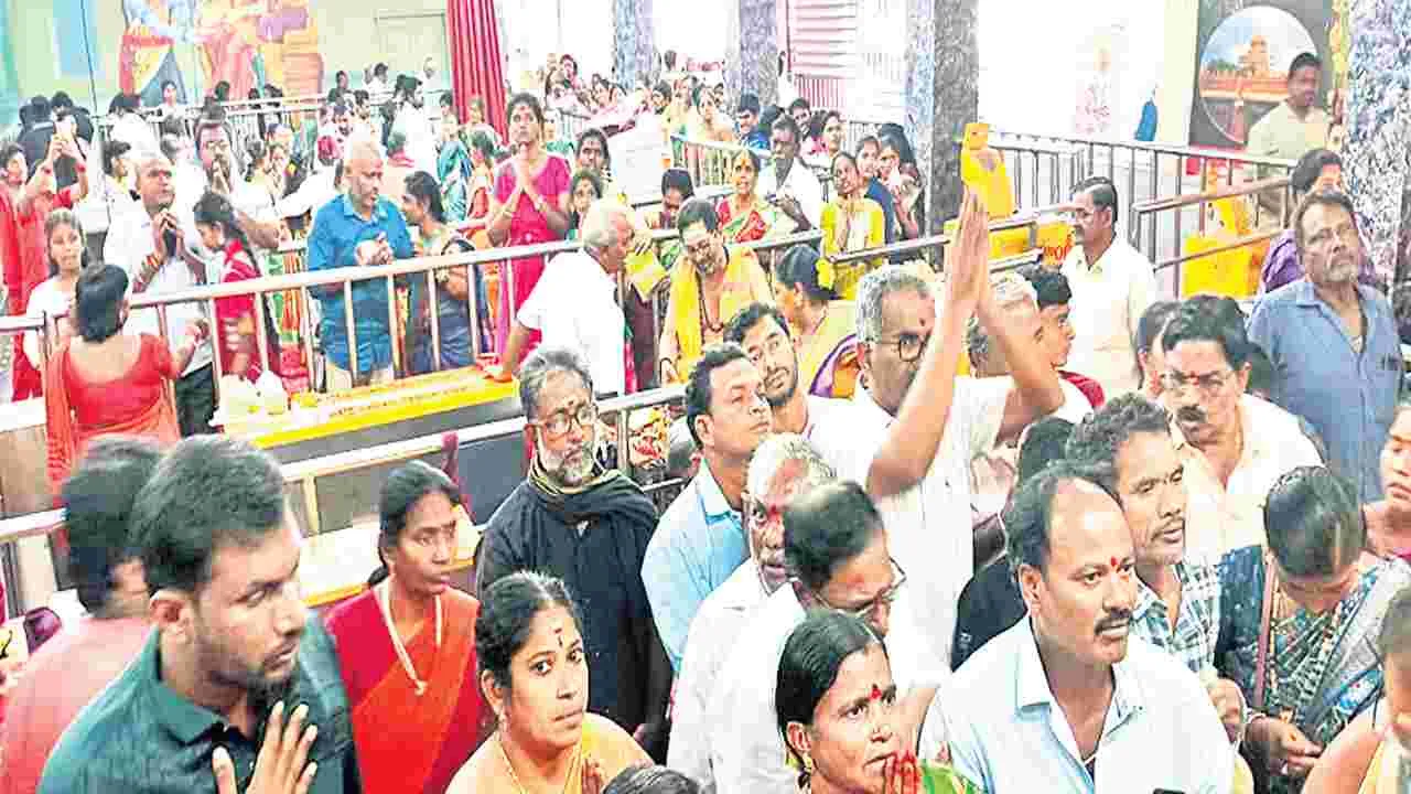 నూకాంబిక ఆలయం కిటకిట