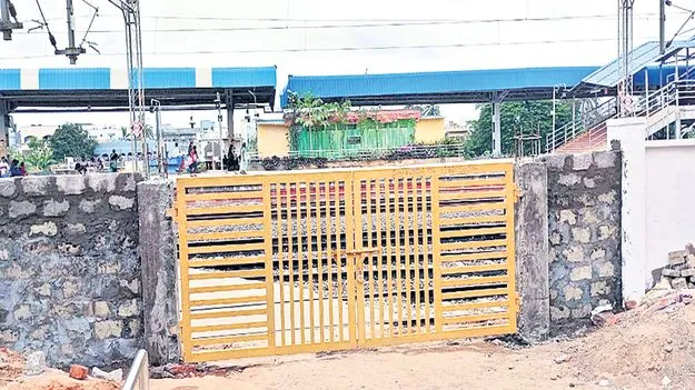 రైలు పట్టాలపై ప్రయాణికుల రాకపోకలకు చెక్‌ 