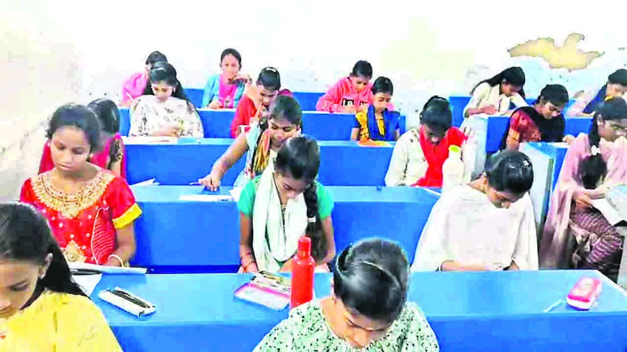 EXAMS: ఎనఎంఎంఎ్‌స మాదిరి పరీక్ష రాస్తున్న విద్యార్థులు