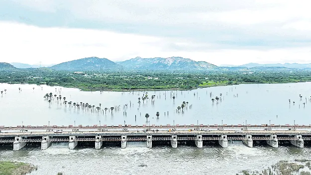 ‘జలాశయం’ నిండినా  రైతుకు వ్యథే..!