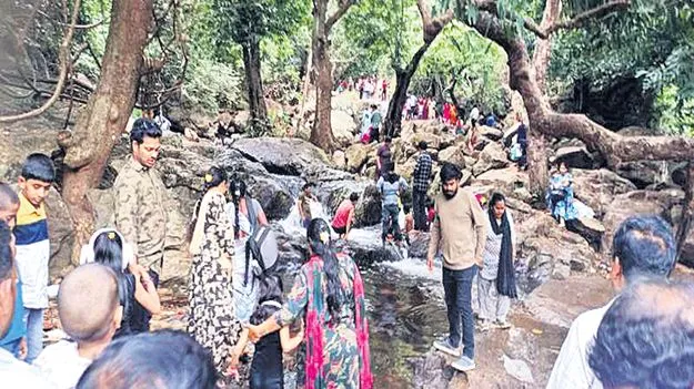 పర్యాటకుల సందడి