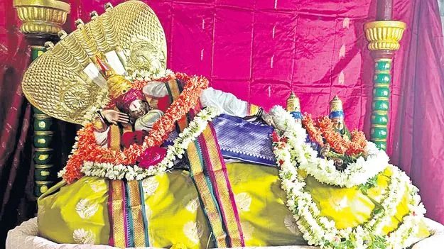 వెంకన్న దర్శనానికి పోటెత్తిన భక్తులు