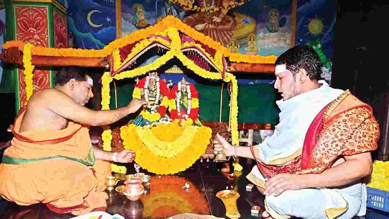 శ్రీగిరిపై భక్తుల సందడి 