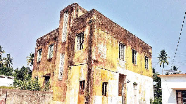 తలుపులు ఊడి.. గోడలు బీటలు వారి