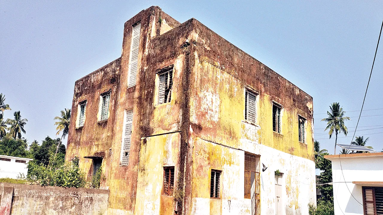 తలుపులు ఊడి.. గోడలు బీటలు వారి