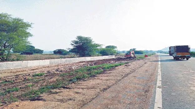 కొనసాగుతున్న అండర్‌గ్రౌండ్‌ వంతెన పనులు