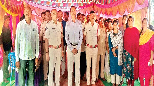  సమస్యలు పెద్దల దృష్టికి తీసుకువెళ్లాలి: డీఎస్పీ