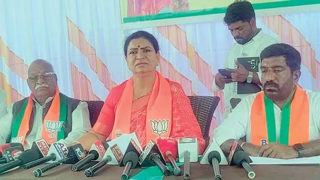 ఎన్నికల్లో లబ్ధికోసమే ఇందిరమ్మ చీరలు