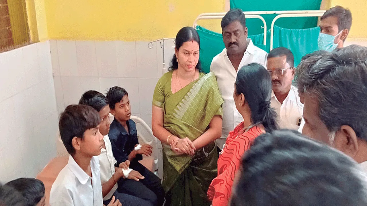 ఆస్పత్రిలో విద్యార్థులకు పరామర్శ