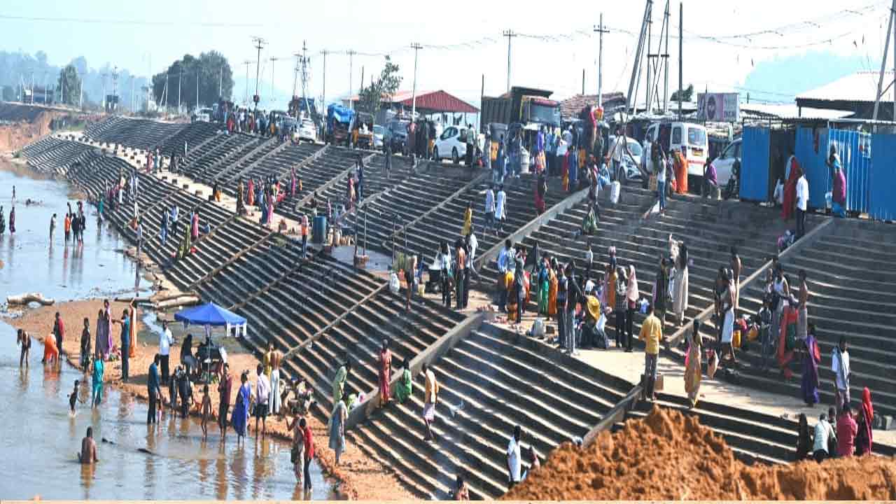 సమ్మక్క సారక్క దర్శనంకు పోటెత్తిన భక్తులు