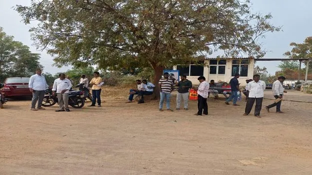 Karimnagar:   అధికారుల కోసం పడిగాపులు