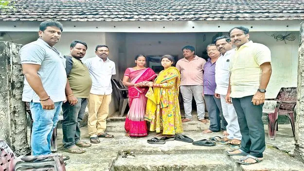 బంగారు కుటుంబాలకు ఆర్థిక సహకారం 