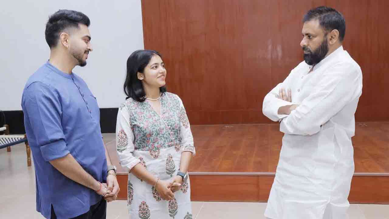 పవన్ కల్యాణ్‌‌ను కలిసిన యువ ట్రావెల్ వ్లాగర్ స్వాతి రోజా