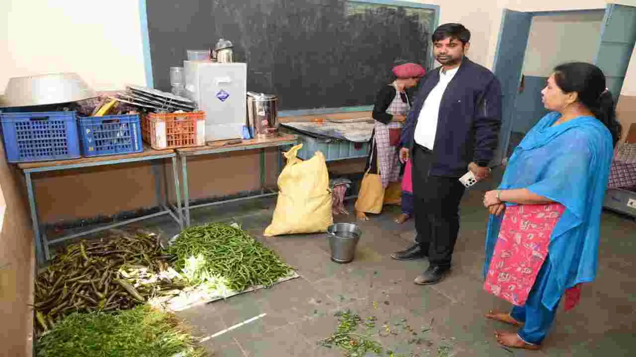 పాఠశాలల్ల్లో అభివృద్ధి పనులు వేగవంతం చేయాలి