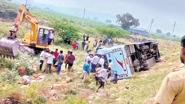 RTC Bus Accident: ఆర్టీసీ బస్సు బోల్తా.. 13 మందికి గాయాలు