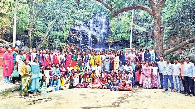 ప్రభుత్వ పాఠశాల విద్యార్థుల విహారయాత్ర