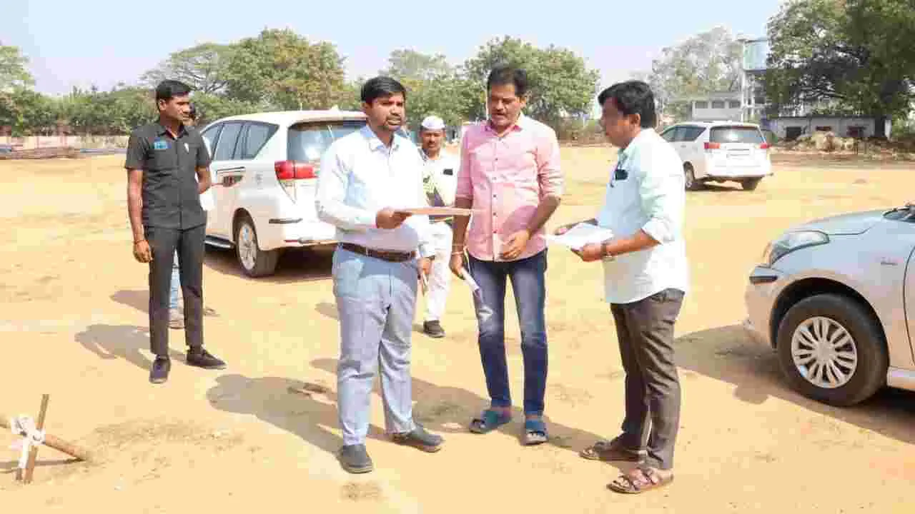 అధికారులు సకాలంలో పోలింగ్‌ కేంద్రాలకు చేరుకోవాలి