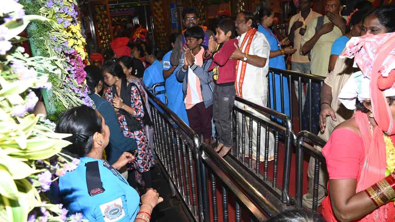 శ్రీ భవాని దీక్షలు 2025.. ఇంద్రకీలాద్రిపై భక్తుల రద్దీ..