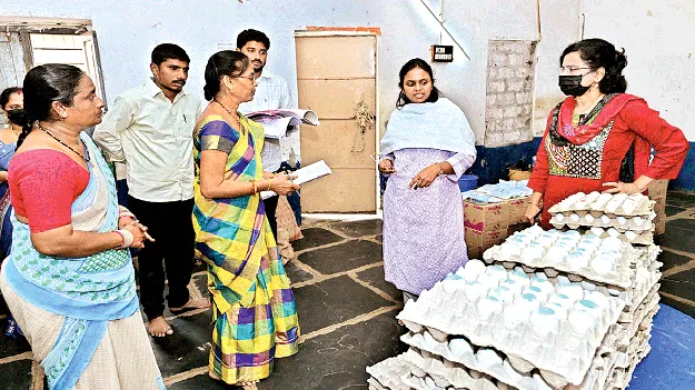 అంగన్‌వాడీ  కేంద్రాన్ని తనిఖీ చేసిన కలెక్టర్‌