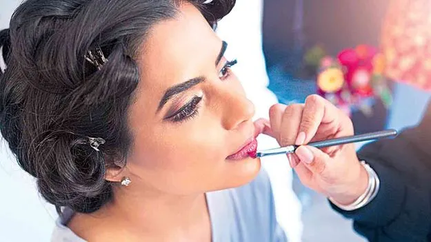 Makeup Tips: వస్త్రధారణకు నప్పేలా