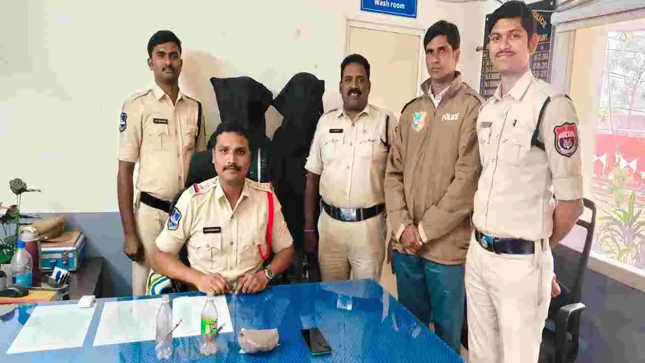 గంజాయి సేవిస్తున్న యువకుల పట్టివేత