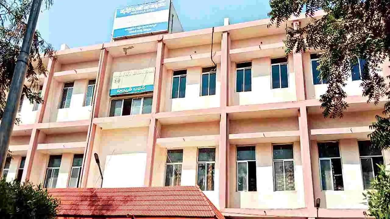    విద్యుత ఉద్యోగుల బదిలీల్లో అవకతవకలు