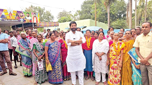  హామీలు కాగితాలకే పరిమితం:  ఎమ్మెల్సీ  