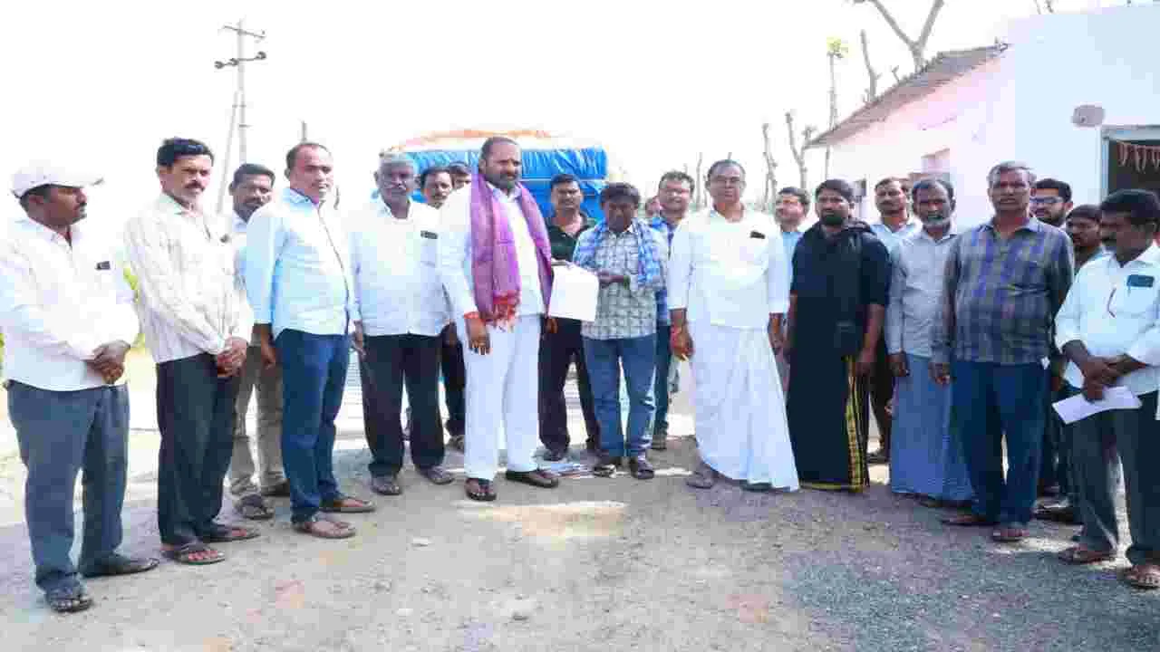 సీసీఐ కొనుగోలు కేంద్రాల్లో పత్తికి మద్దతు ధర  