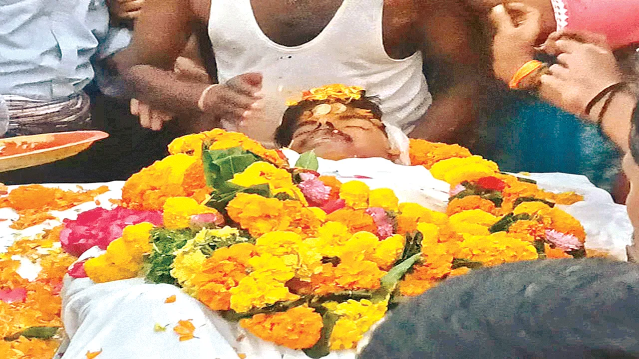 స్వగ్రామానికి చేరుకున్న రాజు మృతదేహం