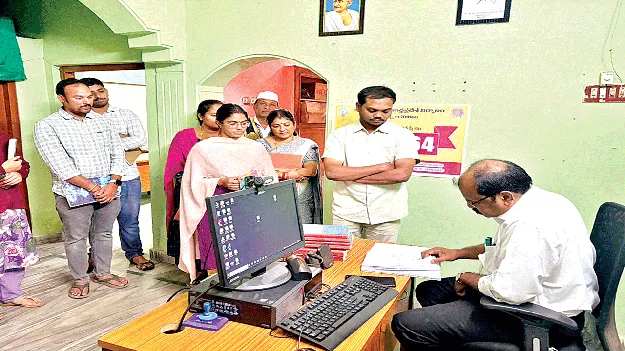  రెవెన్యూ వసూళ్లను ముమ్మరం చేయాలి: కమిషనర్‌