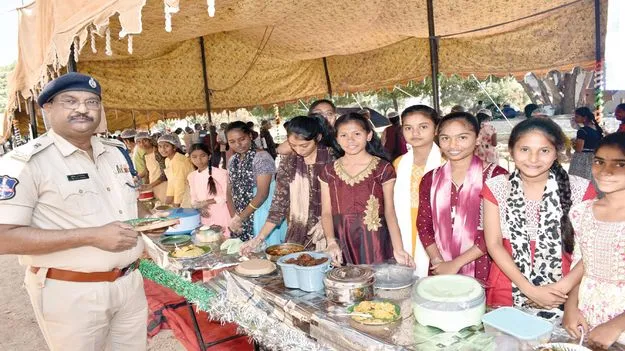 సాయుధ పాఠశాలలో ఫుడ్‌ ఫెస్టివల్‌