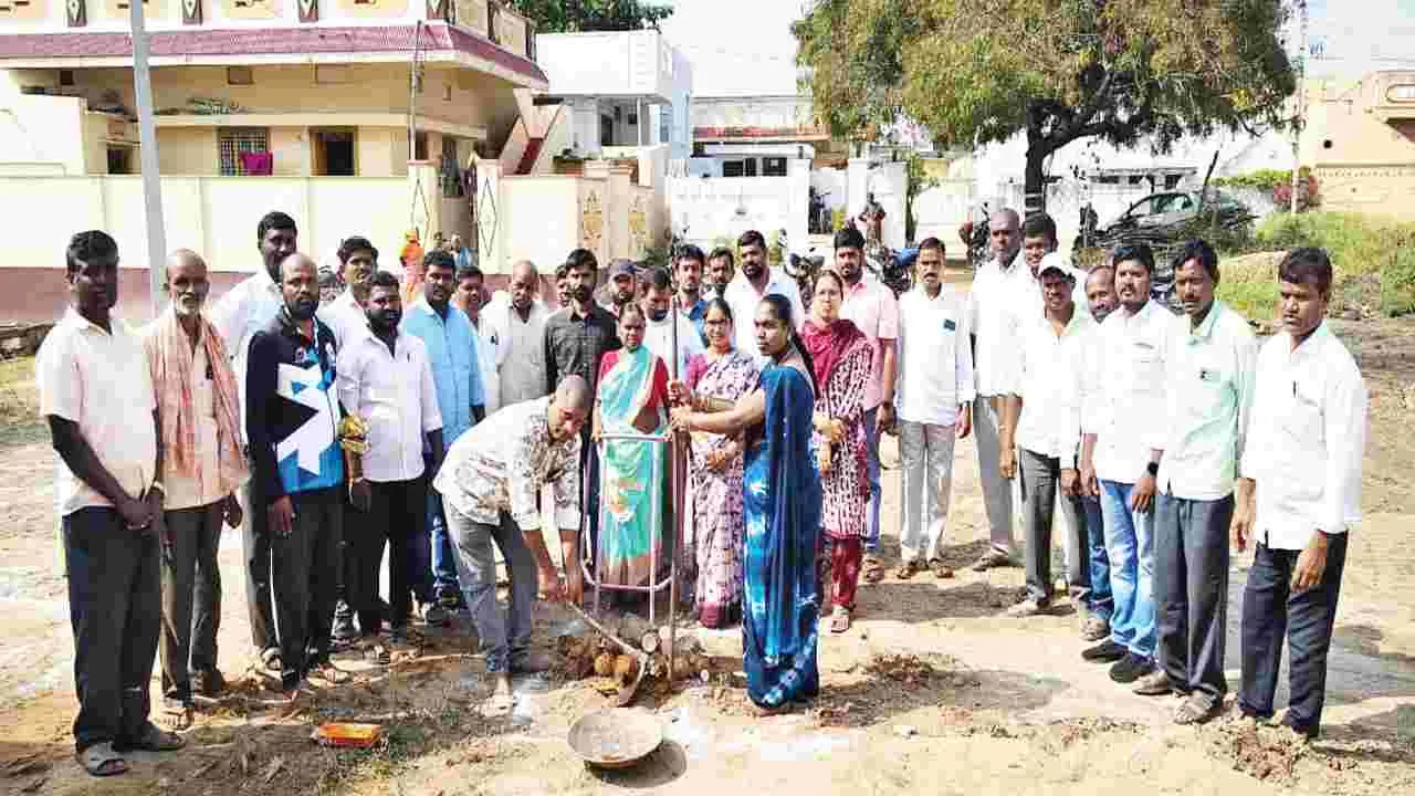 ఇందిరమ్మ ఇంటి నిర్మాణానికి భూమిపూజ