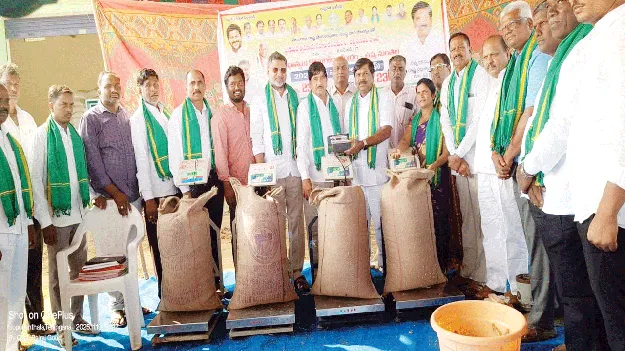 కొనుగోలు కేంద్రాలను సద్వినియోగం చేసుకోవాలి