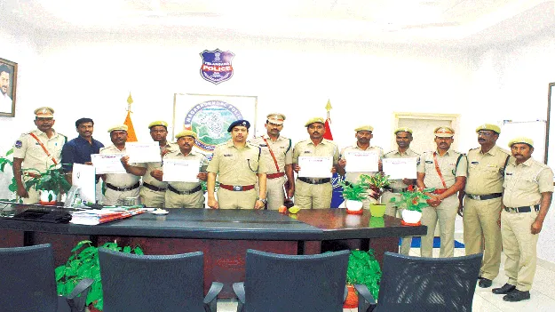 పలువురు హోంగార్డులను ప్రశంసించిన ఎస్పీ