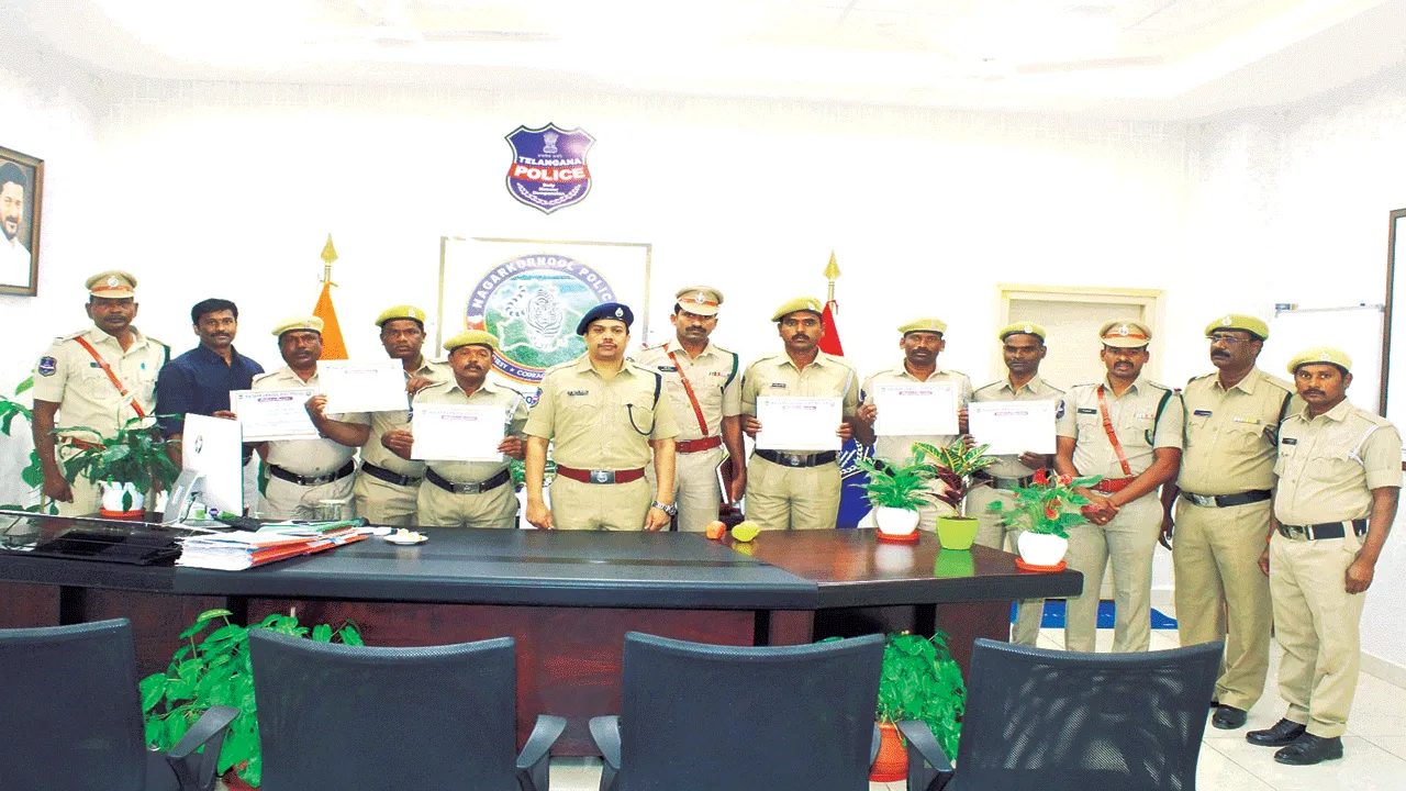 పలువురు హోంగార్డులను ప్రశంసించిన ఎస్పీ