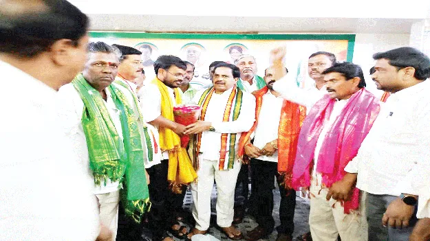 ఎమ్మెల్యేను కలిసిన పల్గుతండా సర్పంచ్‌