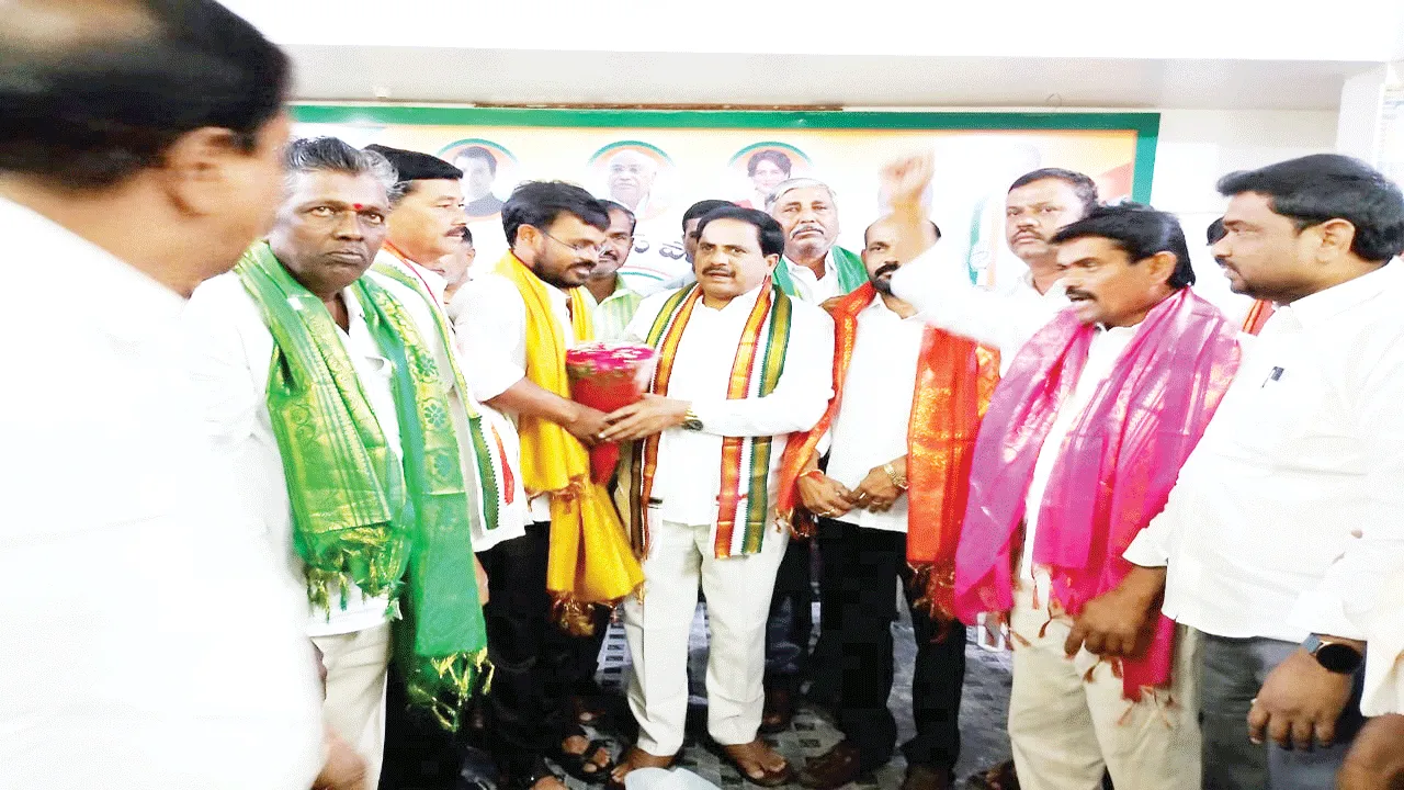 ఎమ్మెల్యేను కలిసిన పల్గుతండా సర్పంచ్‌