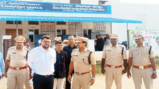 ఆర్‌టీవో కార్యాలయాన్ని తనిఖీ చేసిన కలెక్టర్‌