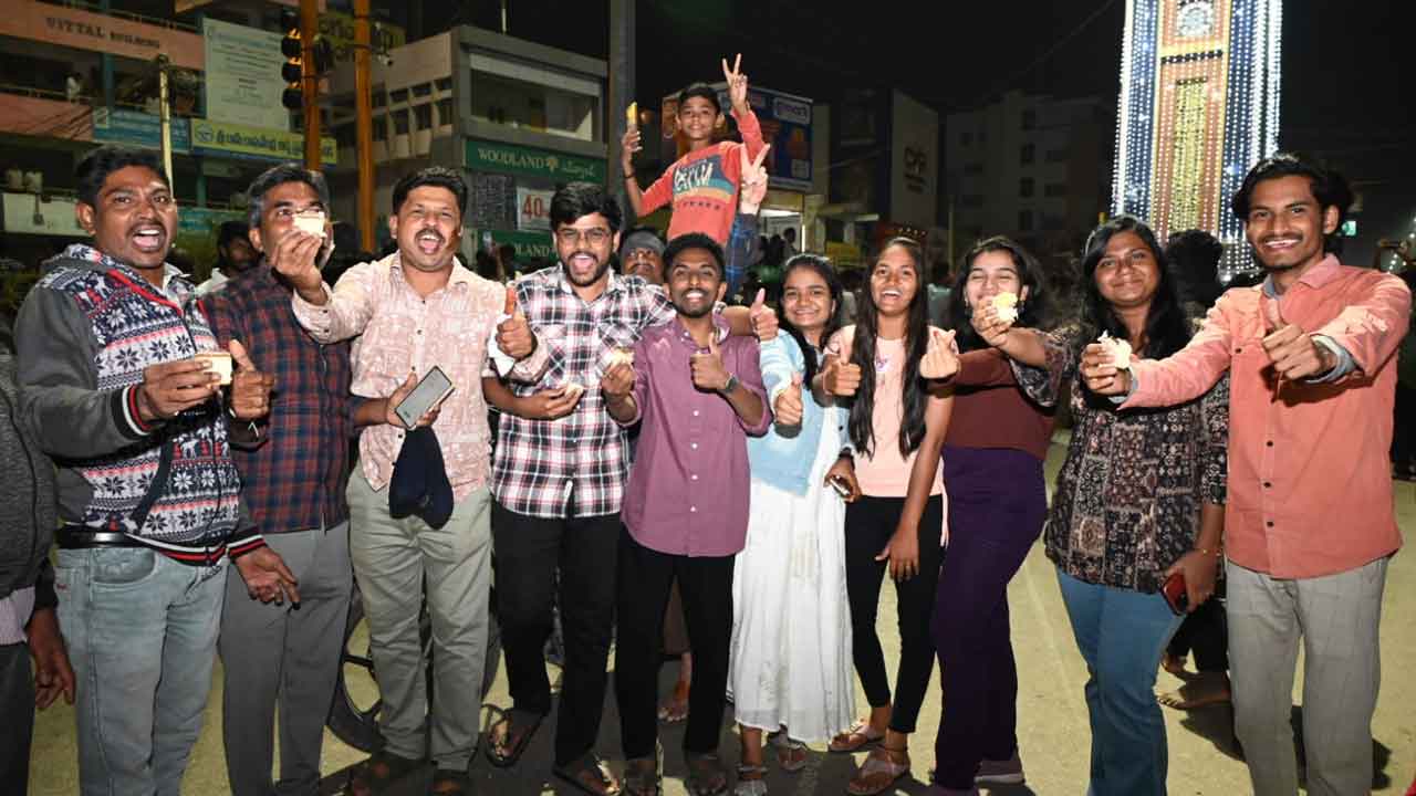  అంబరాన్నంటిన నూతన సంవత్సర వేడుకలు