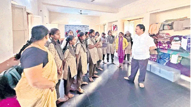 విద్యార్థుల పట్ల నిర్లక్ష్యంగా ఉండే వార్డెన్లపై వేటు