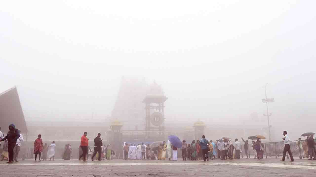 Dense Fog Covers Tirumala: తిరుమలలో దట్టమైన పొగమంచు.. ఆలయ పరిసరాలు, ఘాట్ రోడ్లు మంచు మయం..